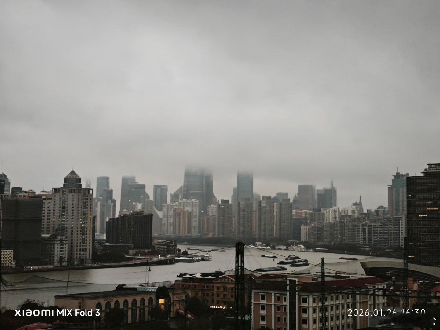 在浦东看到一家养老院，条件真是很好，比有的高档小区还好，还有很大的地下停车场，保