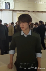 张泽禹状态张泽禹的手镯 张泽禹亮相米兰Prada大秀，这状态简直绝绝子！他穿着时