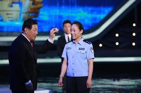 1987年，赤峰发生一起纵火案，现场全是救火村民的脚印，警方一时找不到线索。这时