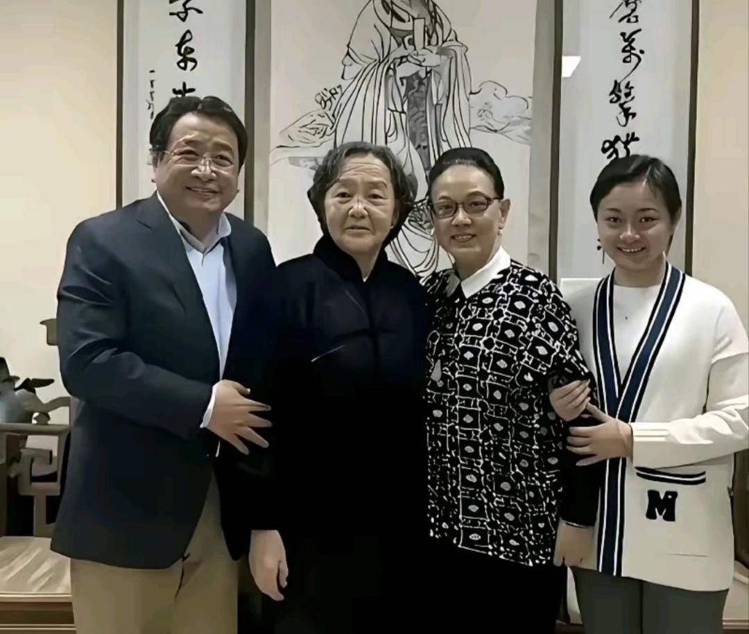 相声表演艺术家姜昆的全家福真温馨啊！一家人齐齐整整，其乐融融。左二是岳母，姜昆和