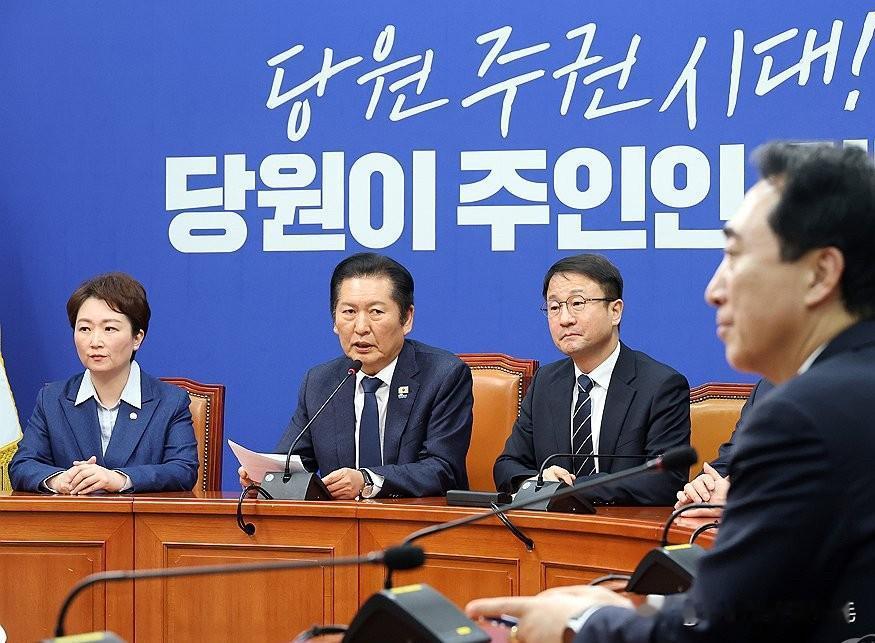 2月10日晚，韩国共同民主党党首郑清来在国会召开非公开最高委员会议后正式宣布，6