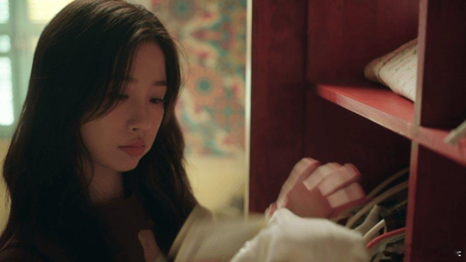 虞书欣姜暮见crush就姜穿T恤全扔一边，白裙配小发夹甜到齁，草莓格子裙更是嫩到