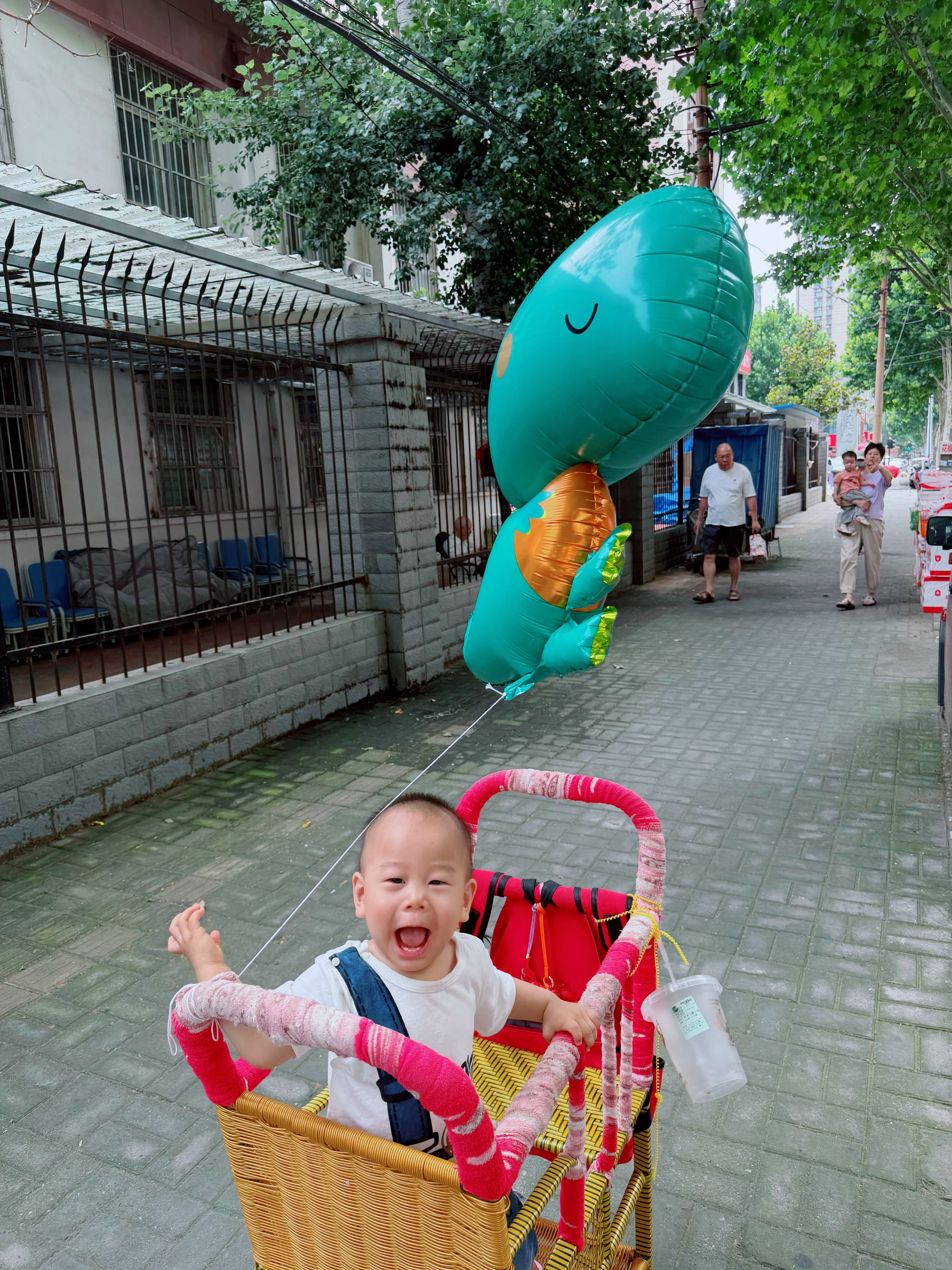 十块钱给小孩哥买来的快乐