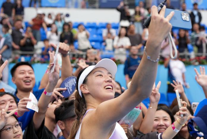 第十五届全运会网球项目女子单打第二轮在广东横琴继续进行，因郑钦文赛前突然退赛成为