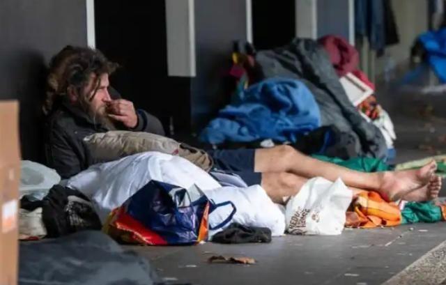 美国是一个移民国家，这几十年来美国的人口一直保持在3亿人，秘诀是什么？就是只要你