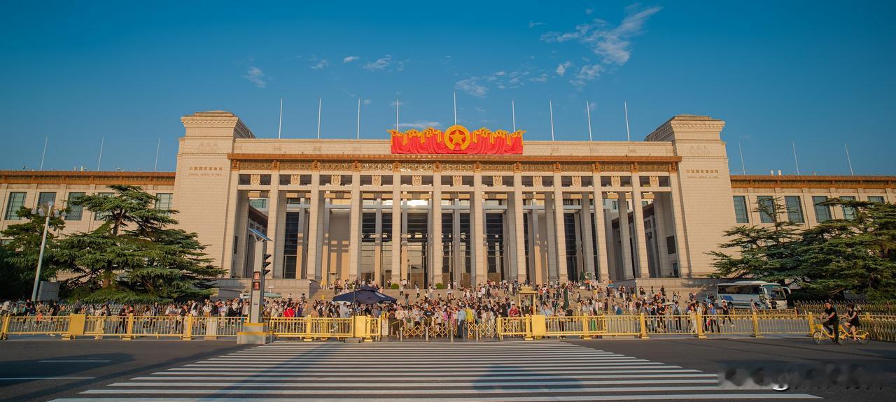 中国国家博物馆宛如文明长河中的璀璨灯塔，正静静诉说着五千年的华夏故事。
 
因为