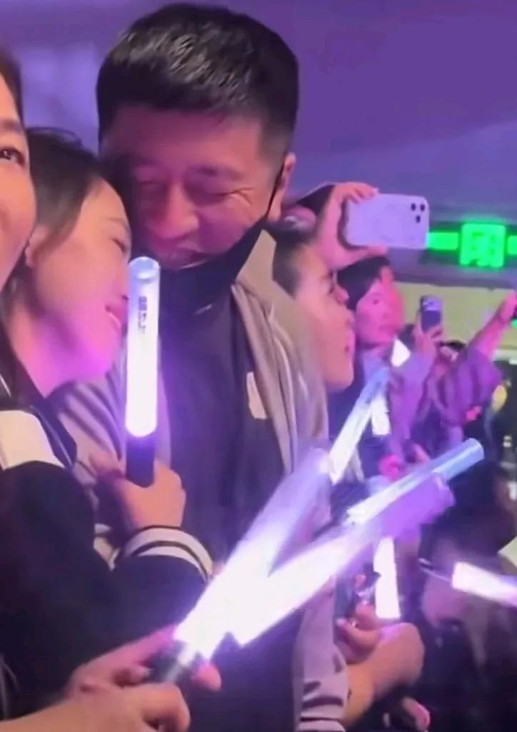 大家来找茬！

看看这是张雪峰的新女友还是老婆？

他这么大号的公众人物

在公