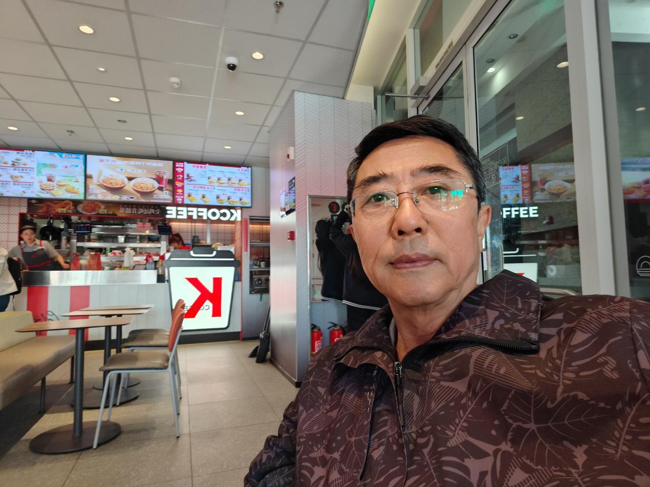 年龄无法改变，心态可以年轻。
欢欢乐乐一天，幸福满满晚年。