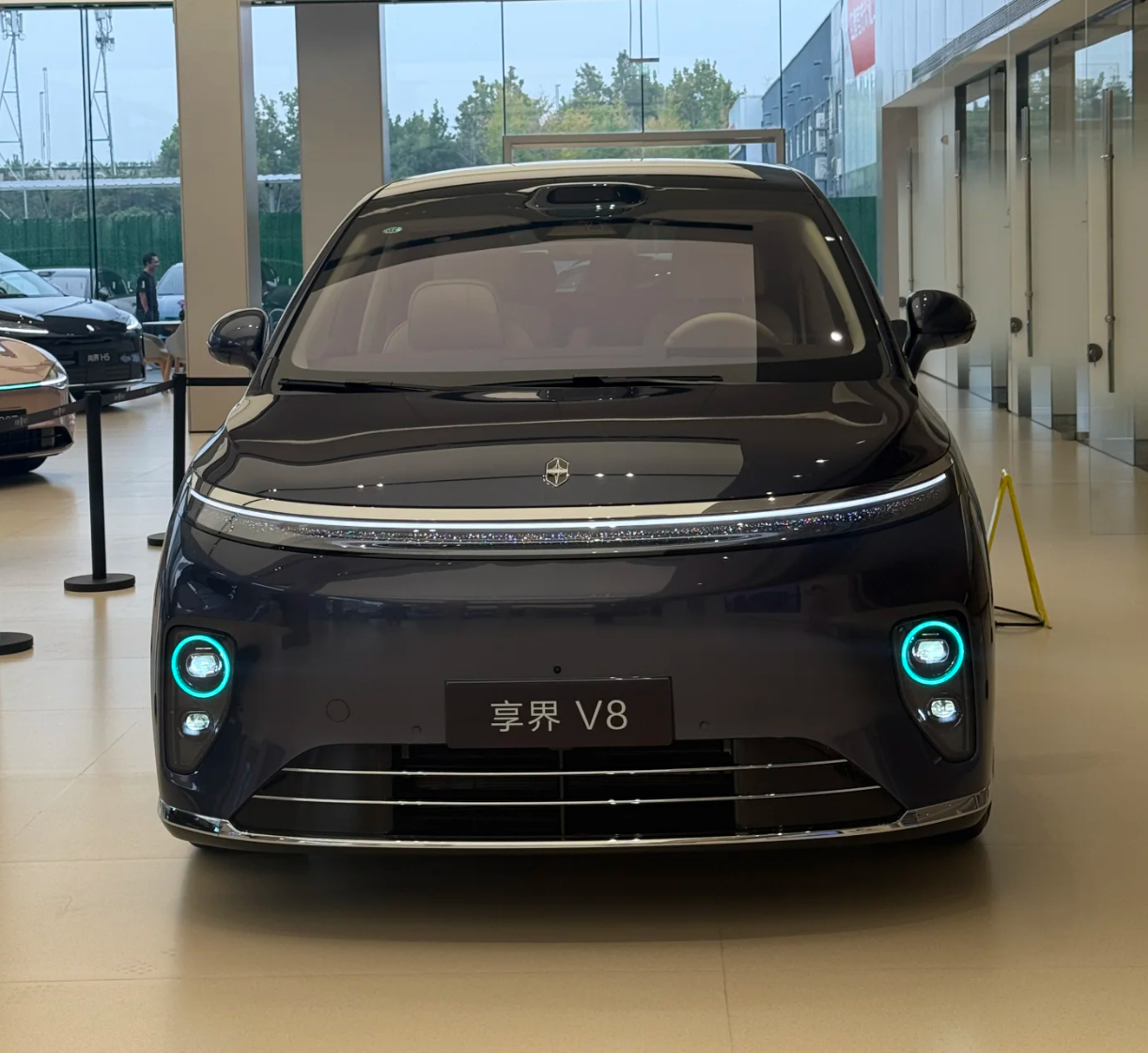 享界V8这个小蓝灯亮起来以后还挺萌的[二哈] ​​​