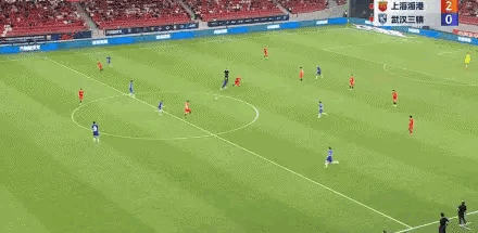 上海海港3-1武汉三镇，总结有三：
1.韦世豪替补席被罚下，嘴里嘟囔什么呢？

