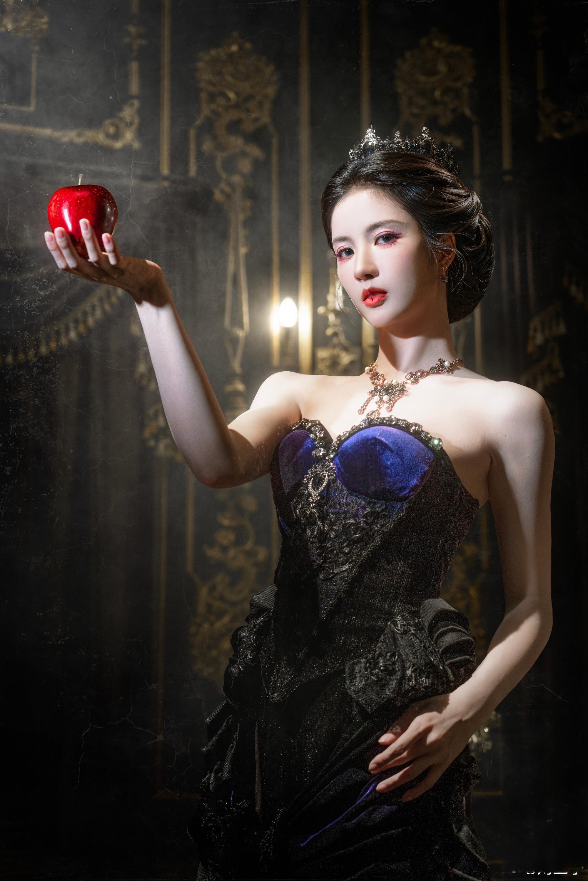 看到刘些宁魔镜可以上一边了刘些宁暗黑童话风魔镜可以下岗了！刘些宁暗黑童话风造型太