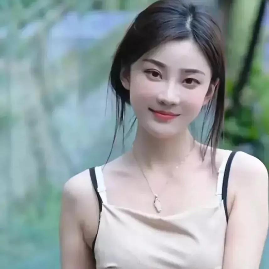 在绿意盎然的小路上，遇见温柔的微笑。早上的风景治愈 漫步微笑 路上的风景很美 意