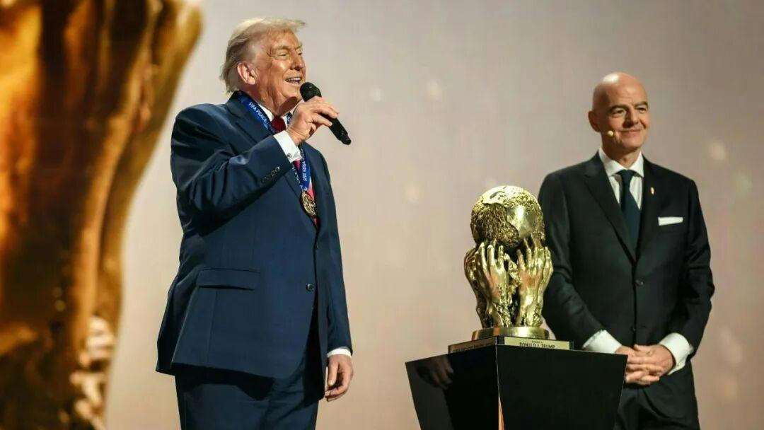 世界杯作为国际公共赛事的开放性，正被东道国的国内政治议程所覆盖。世界杯一直带有政