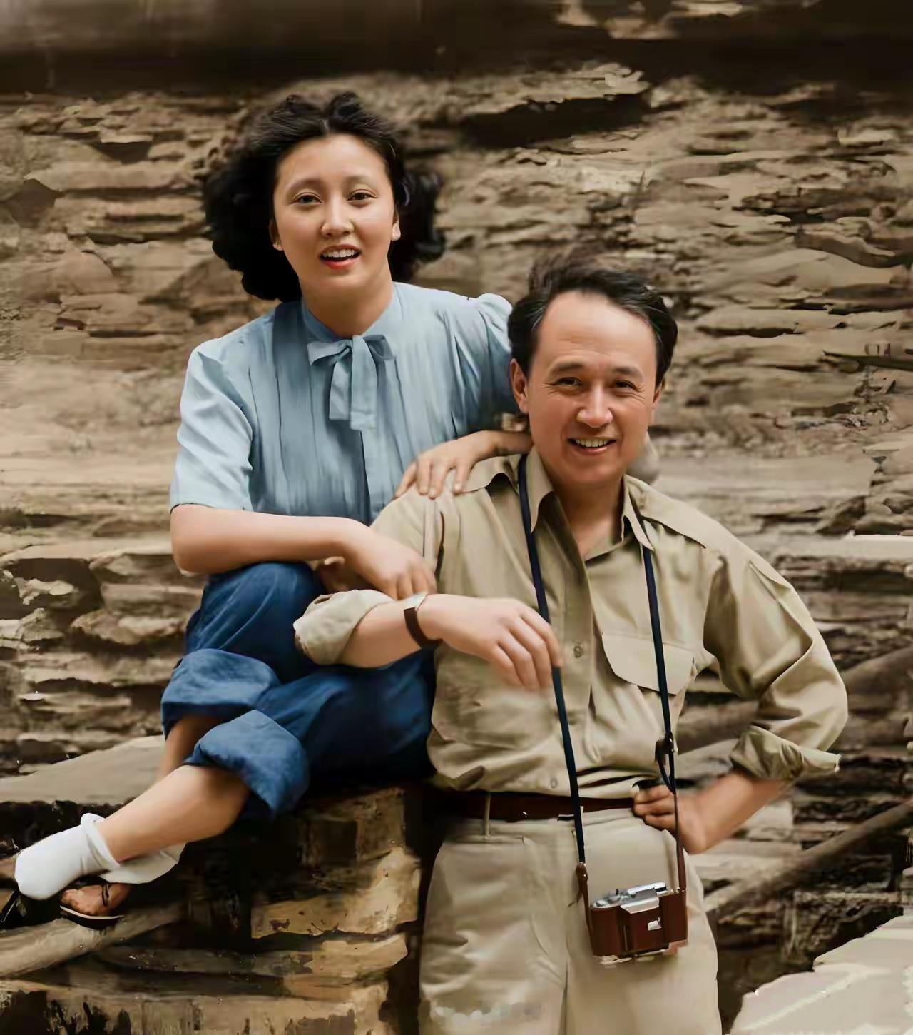 1954年，美国。钱学森和夫人蒋英在伊萨卡岛峡谷前的合影。当时钱学森43岁，蒋英