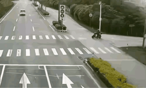 小轿车侥幸躲过一灾，大货车礼让受灾难。为大货车司机师傅点赞