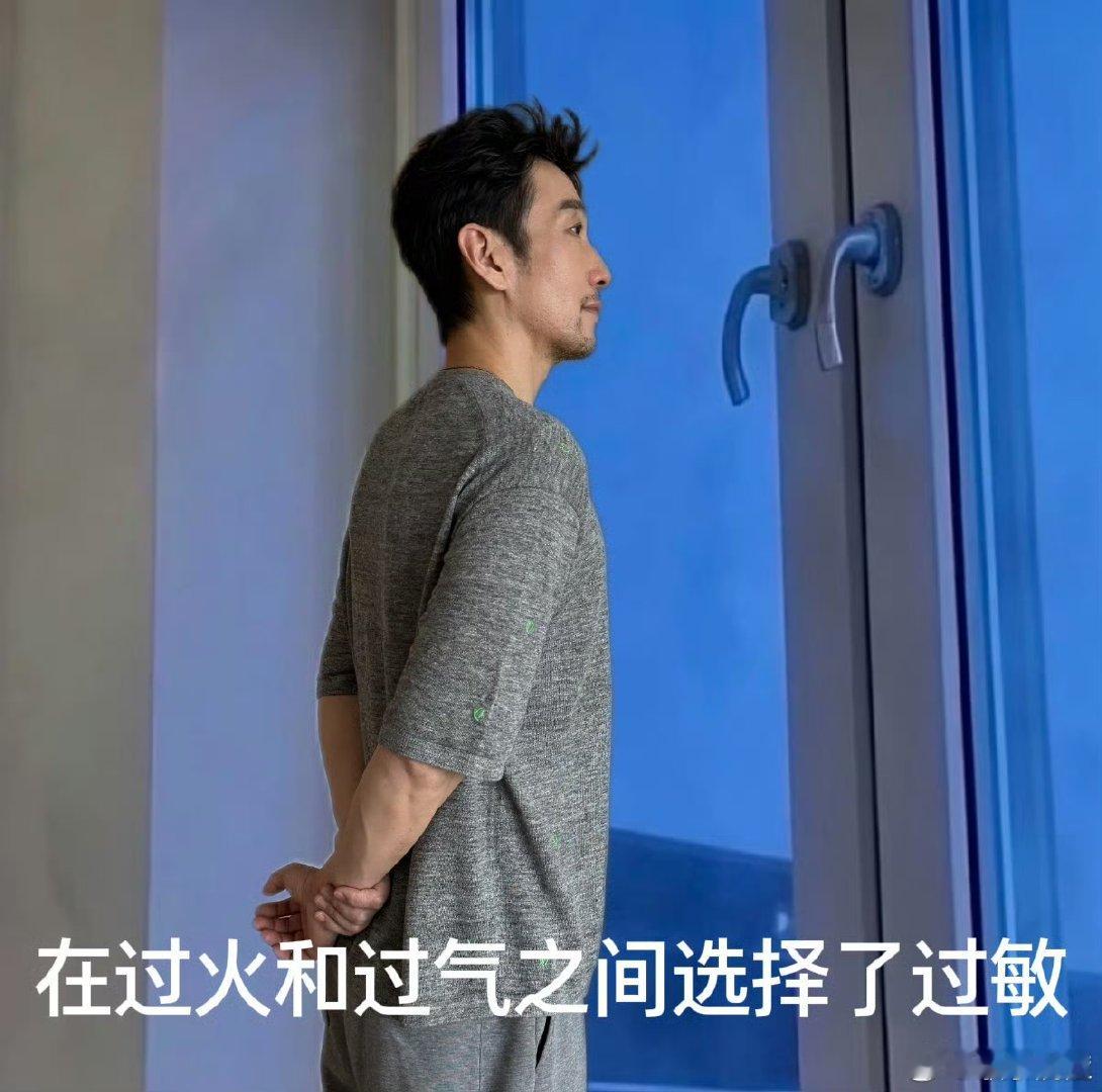 满江闯进了负鼠赛道满江一本正经搞抽象满哥紧跟网上玩梗潮流，闯进负鼠赛道输出抽象文