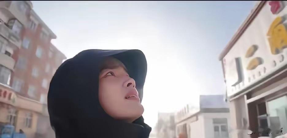 钟明轩是台湾一个深绿的台独分子，这次在对大陆的新疆和内蒙古旅游后，使劲夸起了大陆