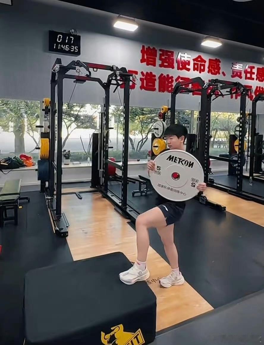孙颖莎体能训练好认真 每次体能训练都很认真啊，感觉我女的臂力超牛，能一拳抡飞我 