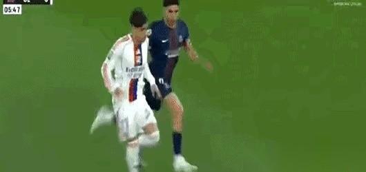 18岁的恩德里克，现在成了皇马替补席上最显眼的“摆件”。
看他踢球，你会有种强烈