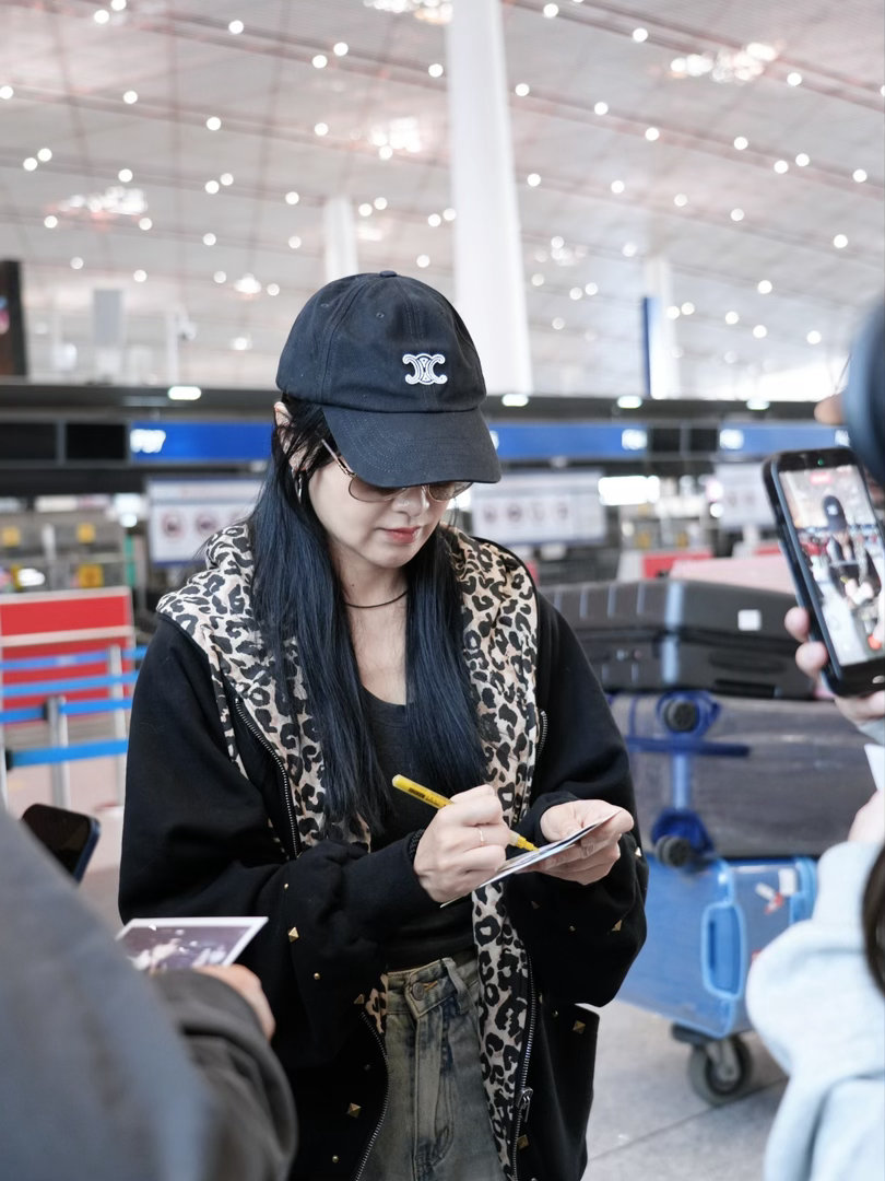 赵子琪以为机场粉丝是经纪人雇的赵子琪刚知道什么叫饭撒 赵子琪出发浪姐，机场遇到粉