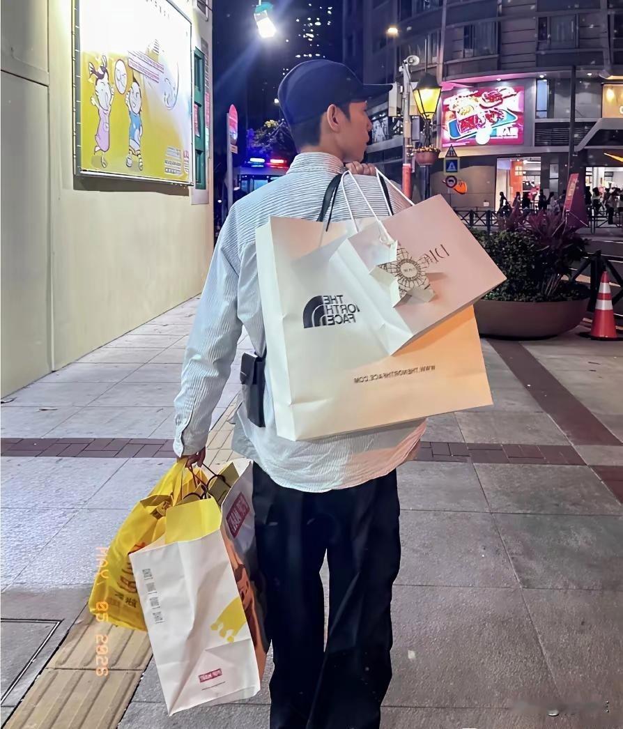 男生提着礼品去相亲，刚坐下，就被姑娘和她妈直接给拒绝了。
谁能想到，男生转身又回