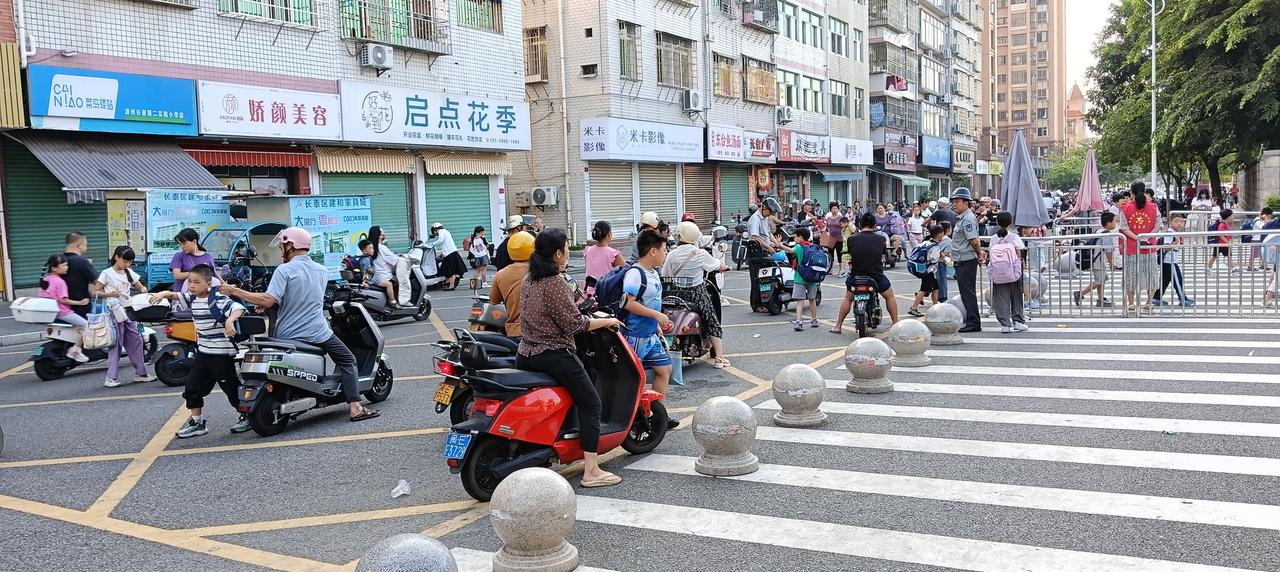 小孩以学习为由玩手机，家长要特别注意，小孩自己的控制能力特别低，会认为偶尔玩几下