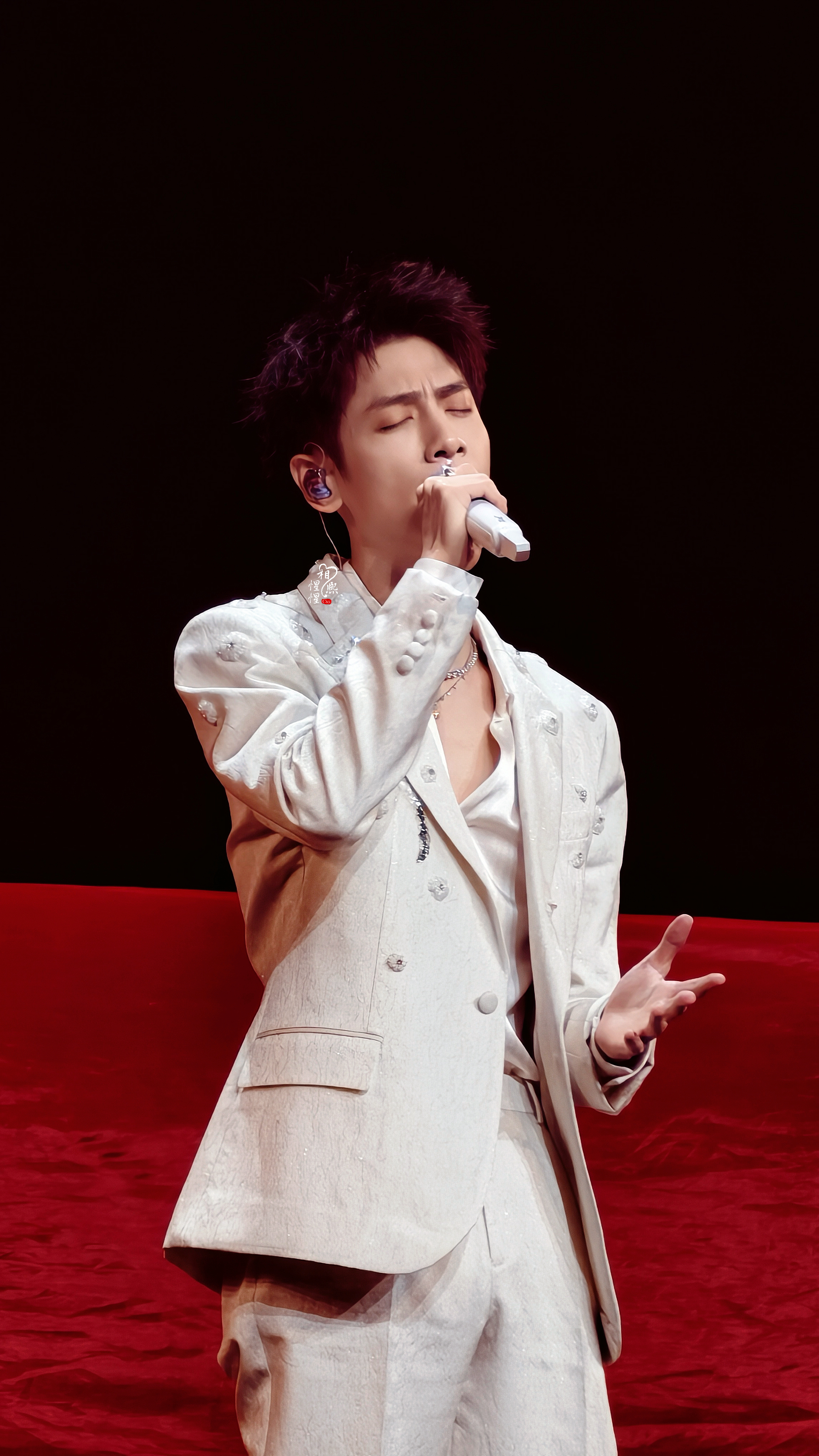 23年的6月份，长月烬明喜欢了罗云熙，下载了微博，学起了做数据，从一开始的什么都