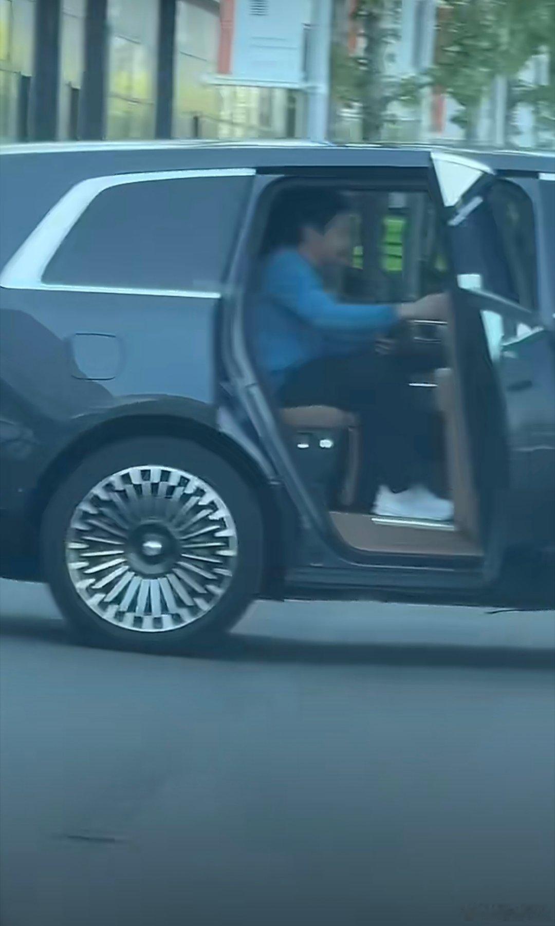再仔细看了下，澎程的空间比想象中还大，雷总一米八的身高上车非常从容，地台看上去比