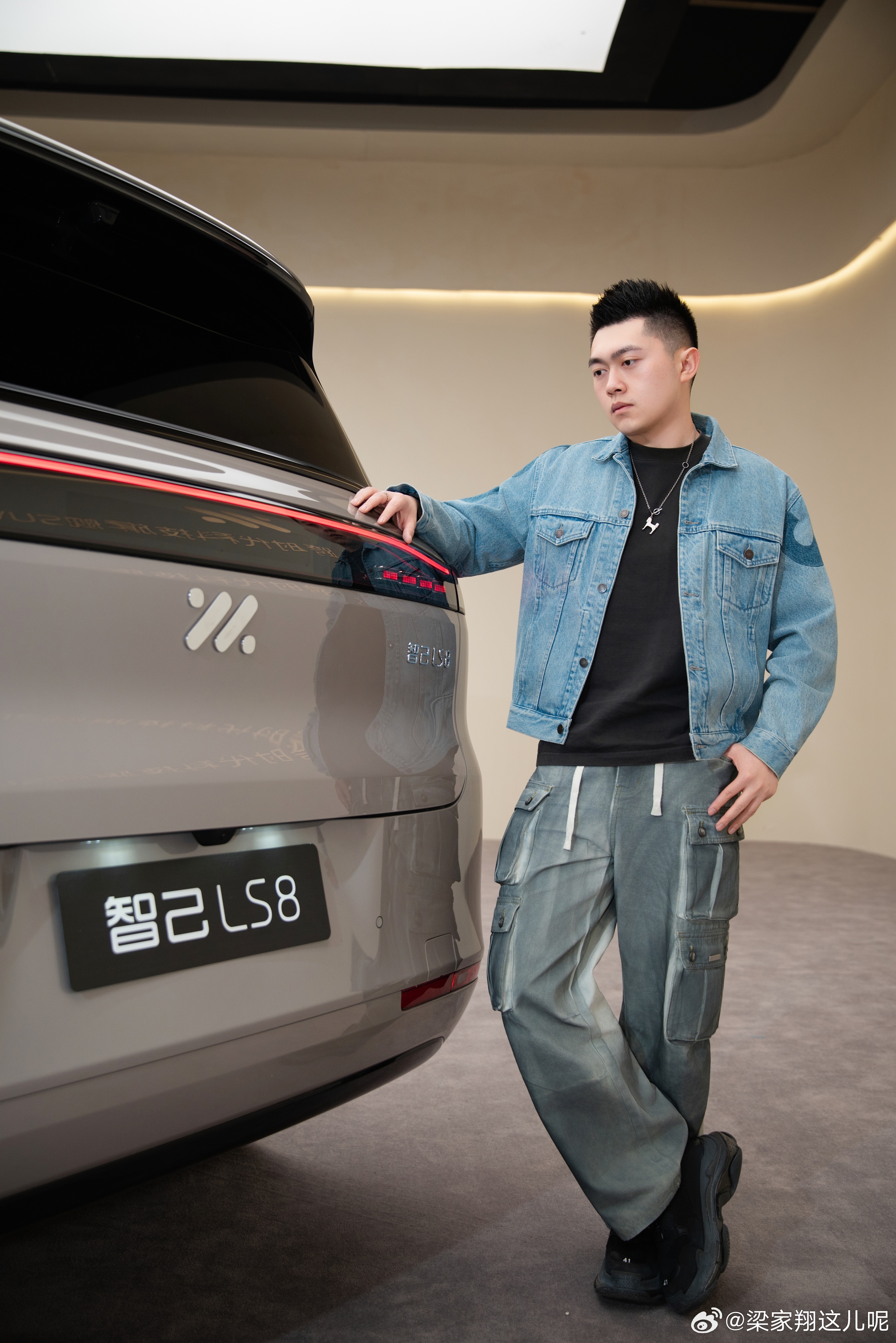 飞机晚点一小时极限赶场！拍上了智己LS8！今年8系列竞争真激烈！LS8是有优势的