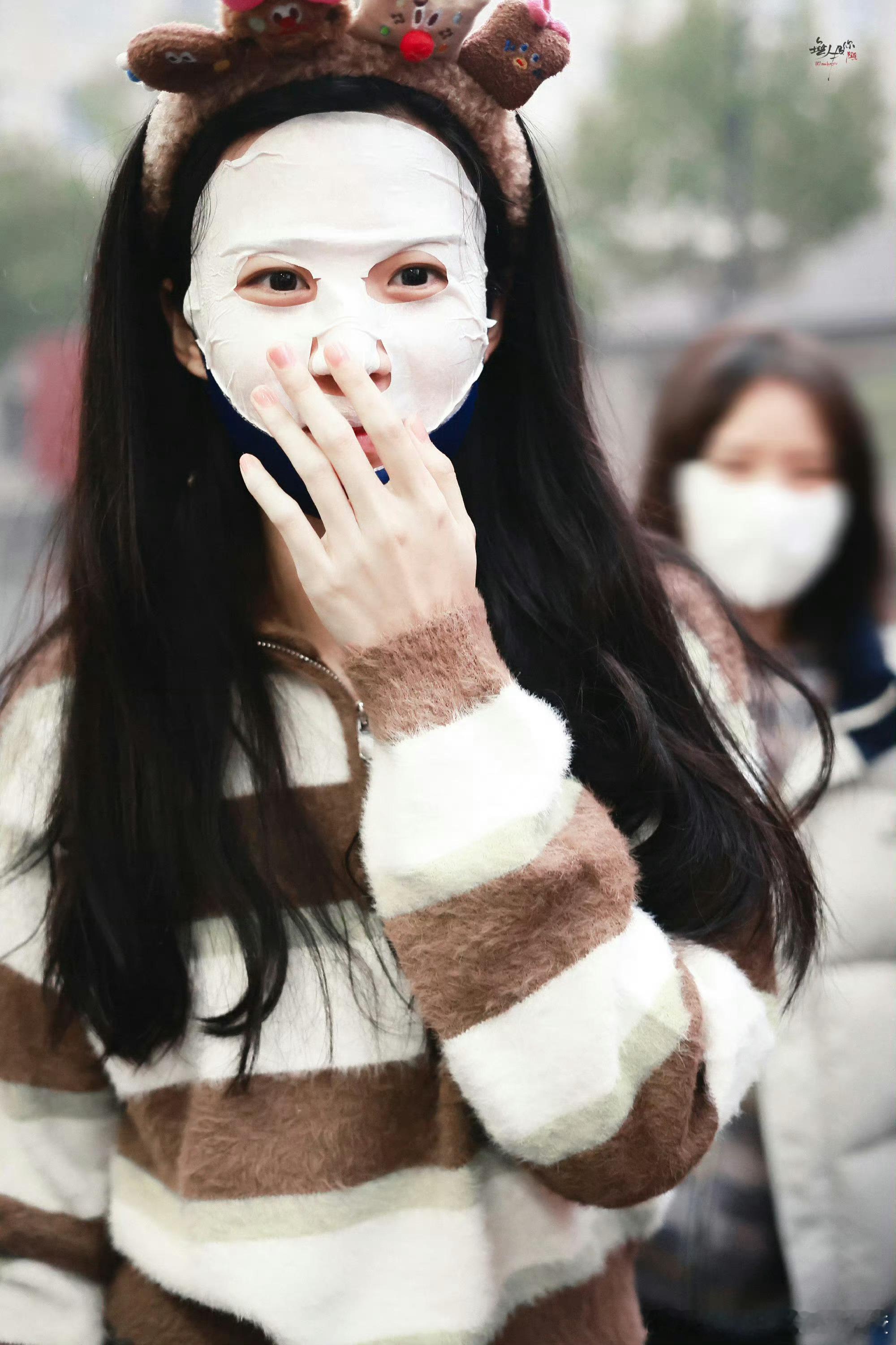 卢昱晓敷面膜上班 松弛妹儿好可爱 ​​​
