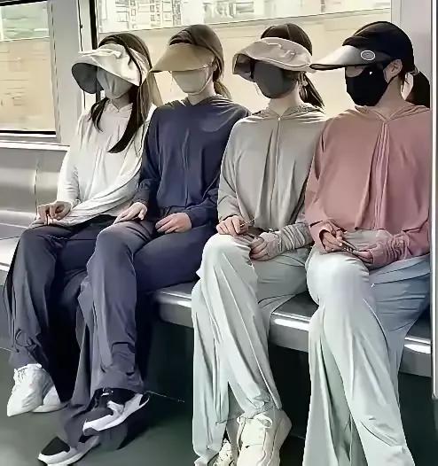 这祼粽子般的防晒服一穿，恐怕连自己亲妈都不认识了！