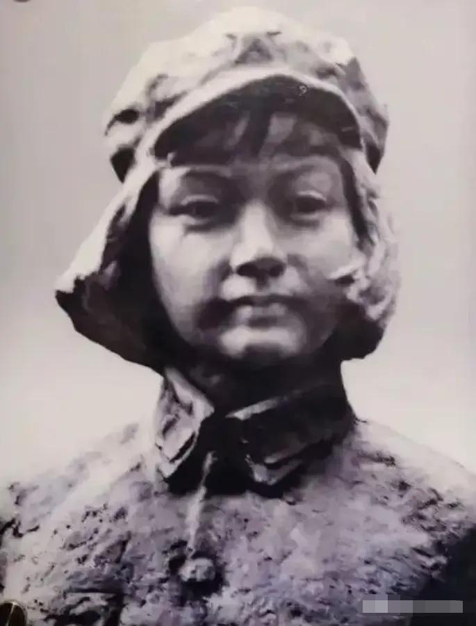 43岁的朱德与妻子吃饭时，突然10名敌军端着枪踹门而入：“抓住朱德！”妻子见状，