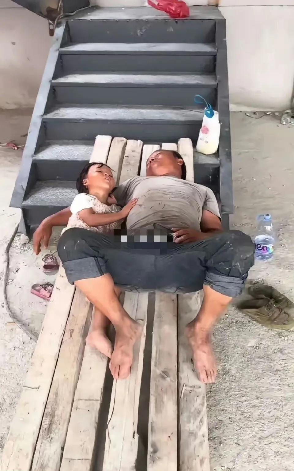 39℃的高温，孩子陪伴着父亲在午休，不吵不闹跟着爸爸，没有玩具，只有疼爱他的父亲