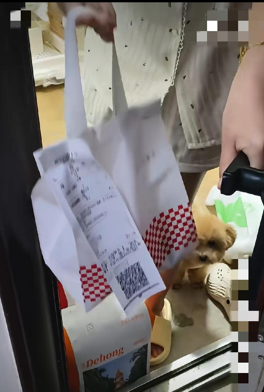 女子在外卖平台下单，其中一笔标注为到店自取。她要求骑手顺带把自取的订单一并送货上