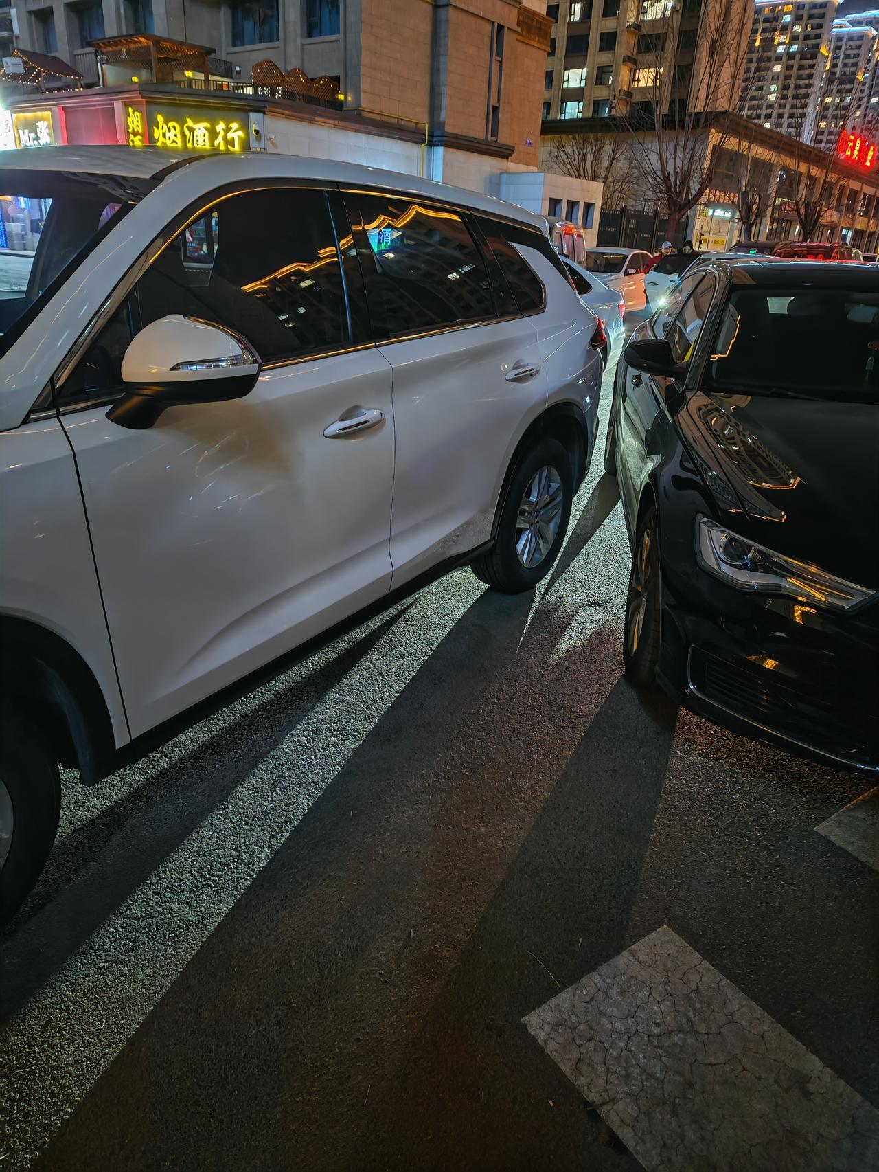 这车停得真让人没话说，把路堵得死死的。每次看到这样停车，我就特别来气。在辅路上停