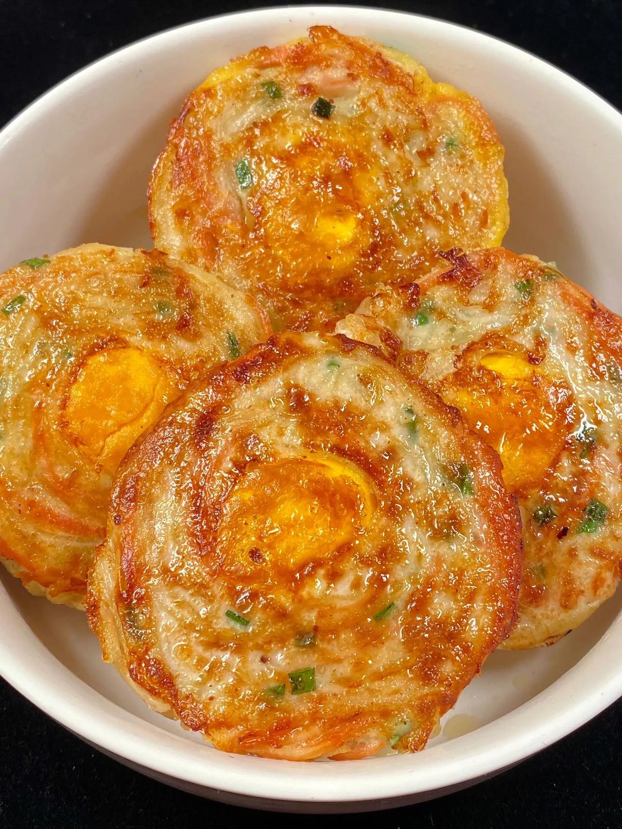 孩子的早餐一定要吃的有营养，有土豆就能搞定的土豆饼，做法简单孩子爱吃！
做法：
