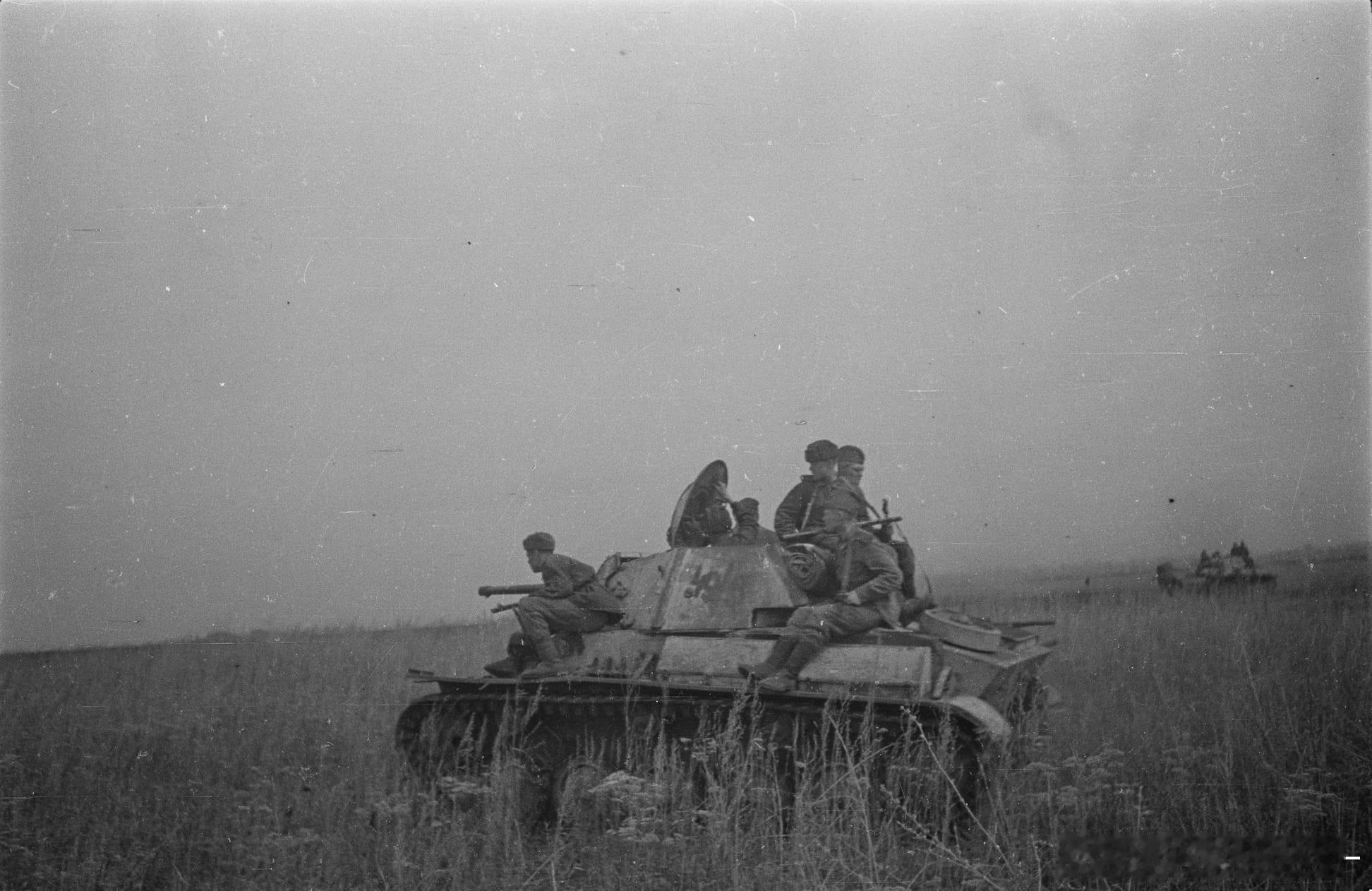 步坦协同发起冲击的苏军步兵和T70轻型坦克和T34/76，摄于库尔斯克会战结束后