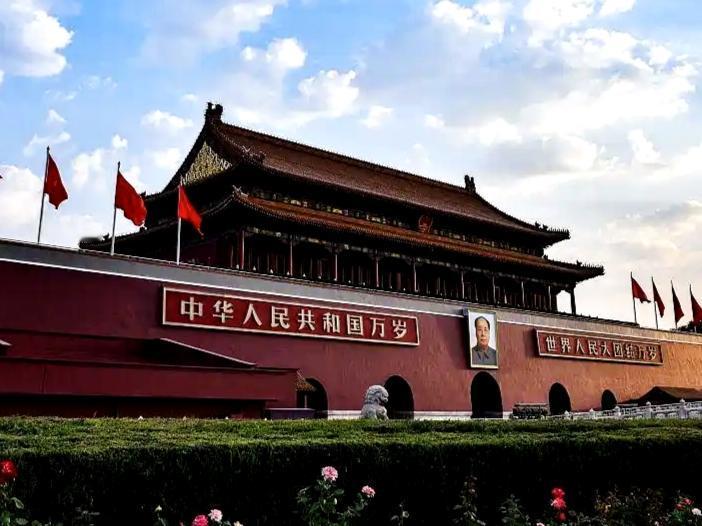 在北京去天安门广场，以及周边的故宫、人民大会堂、国家博物馆，都需事先网上预约。因