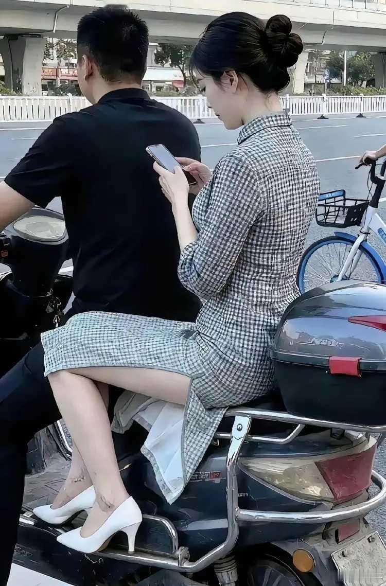 不要以为宝马才有佳人，开电动车的也能抱得美人归。
坐宝马的美女未必就真笑，坐电动