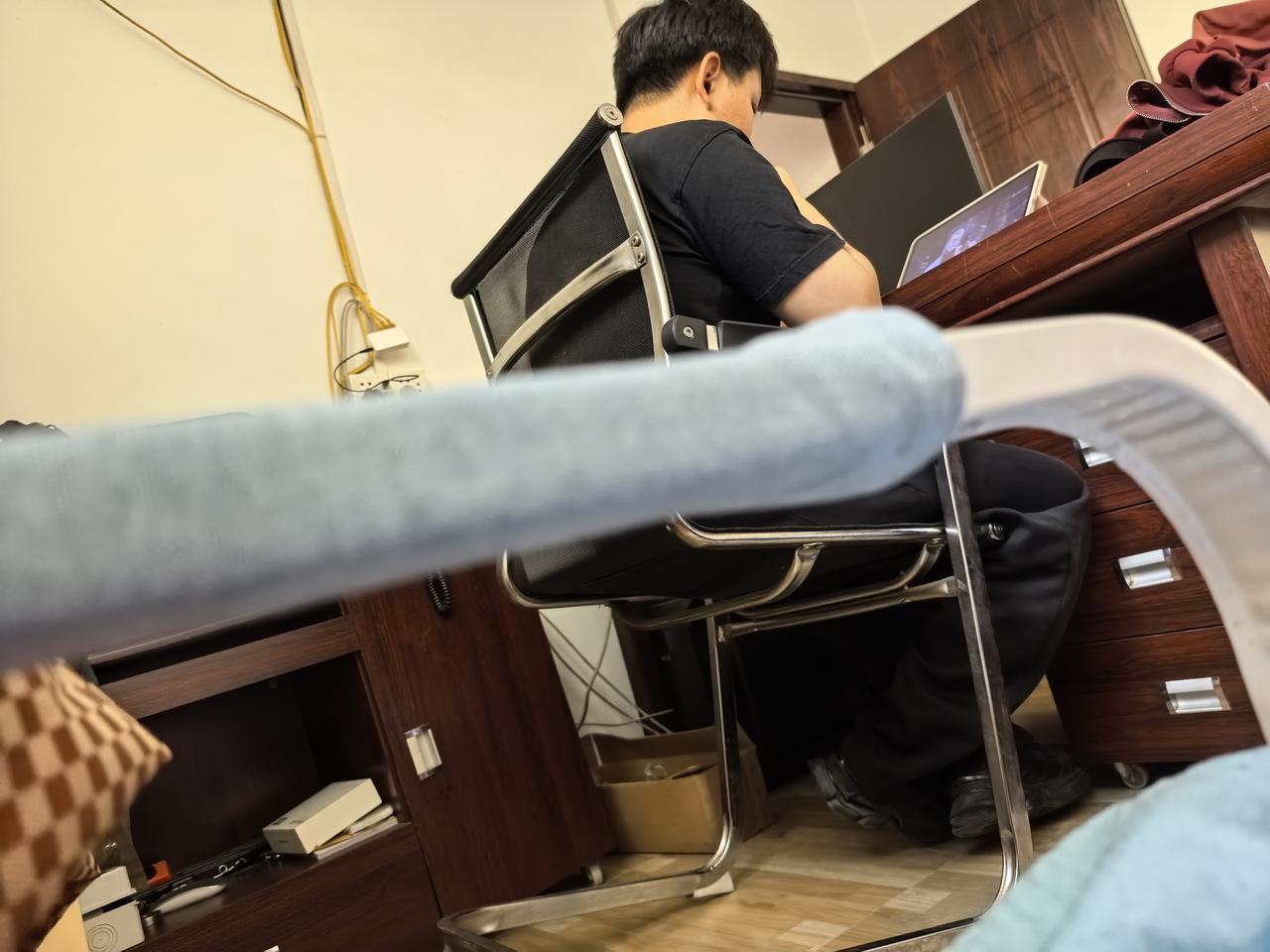 帅哥有个坏习惯，
让我在饭桌很尴尬。
公公婆婆教过帅哥好几次都没用。
帅哥吃饭特