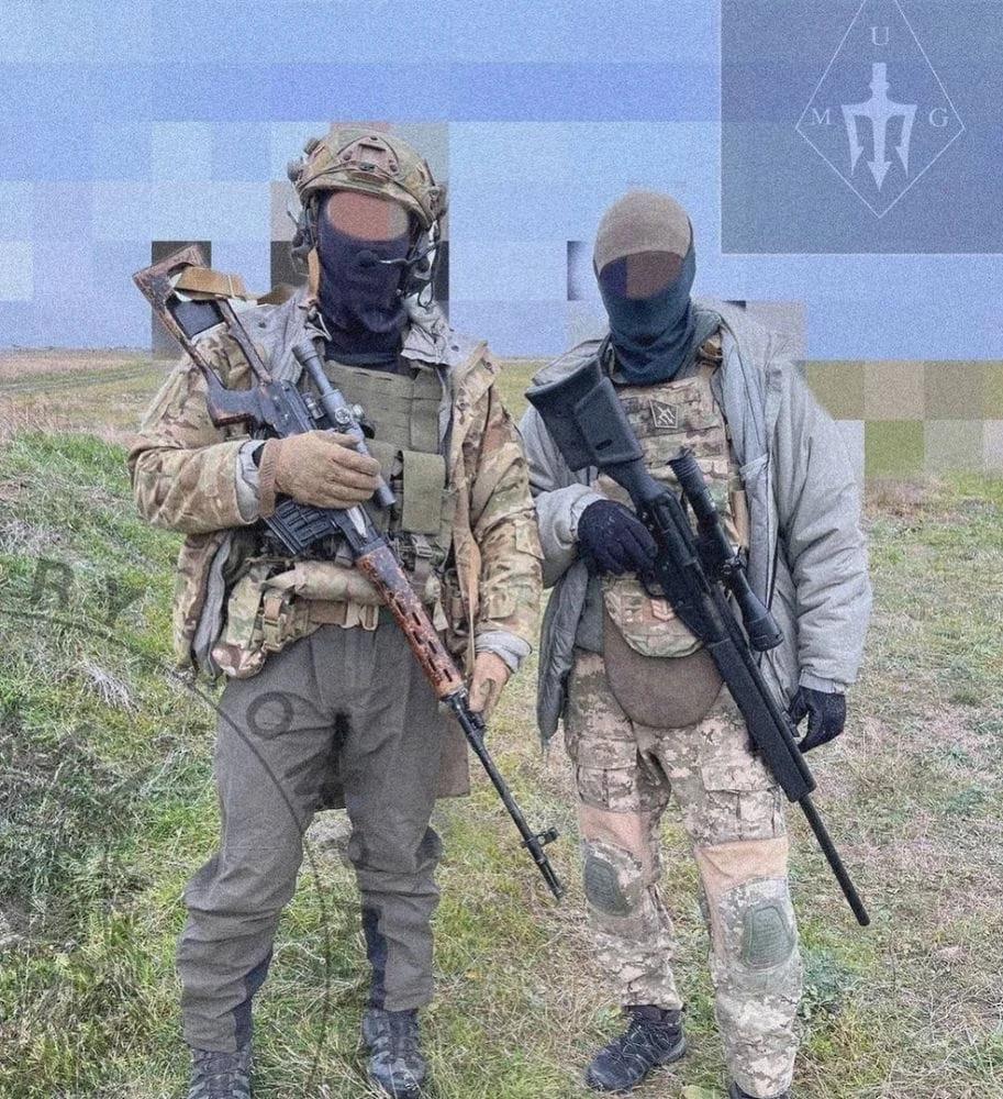 俄罗斯-乌克兰战争前线的乌克兰狙击手，右侧戴着 Heckler & Koch M