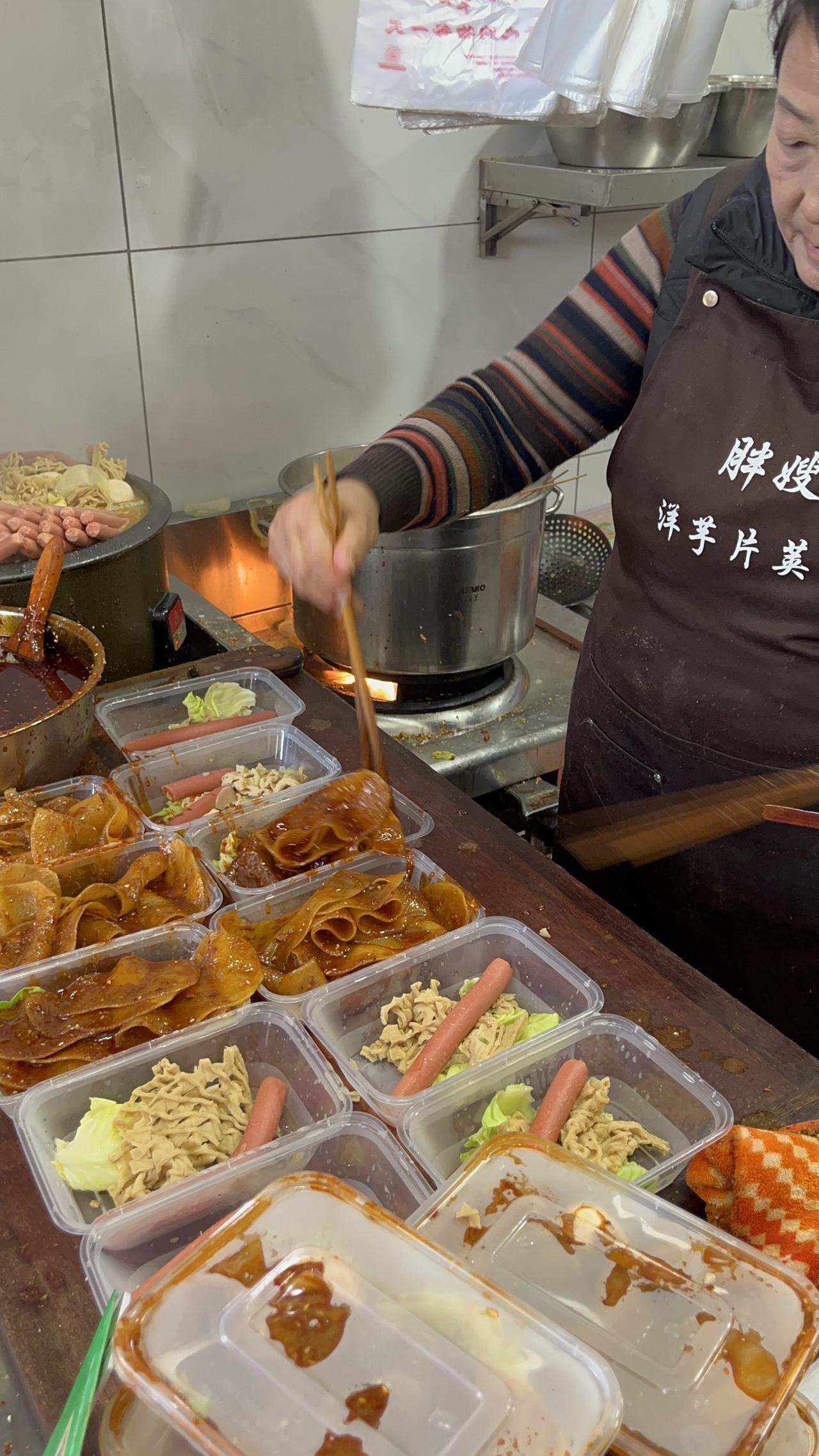 高陵县特别火的“中式汉堡”洋芋片夹馍，要问那家好吃，那就得问当地人。当地人的回答