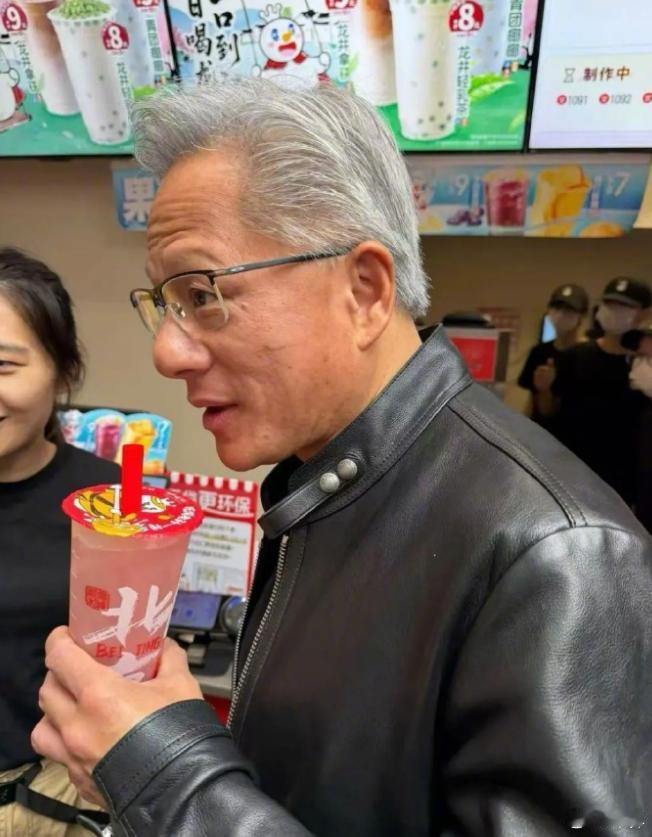黄仁勋买蜜雪冰城老黄是真接地气，雪王赢麻了 