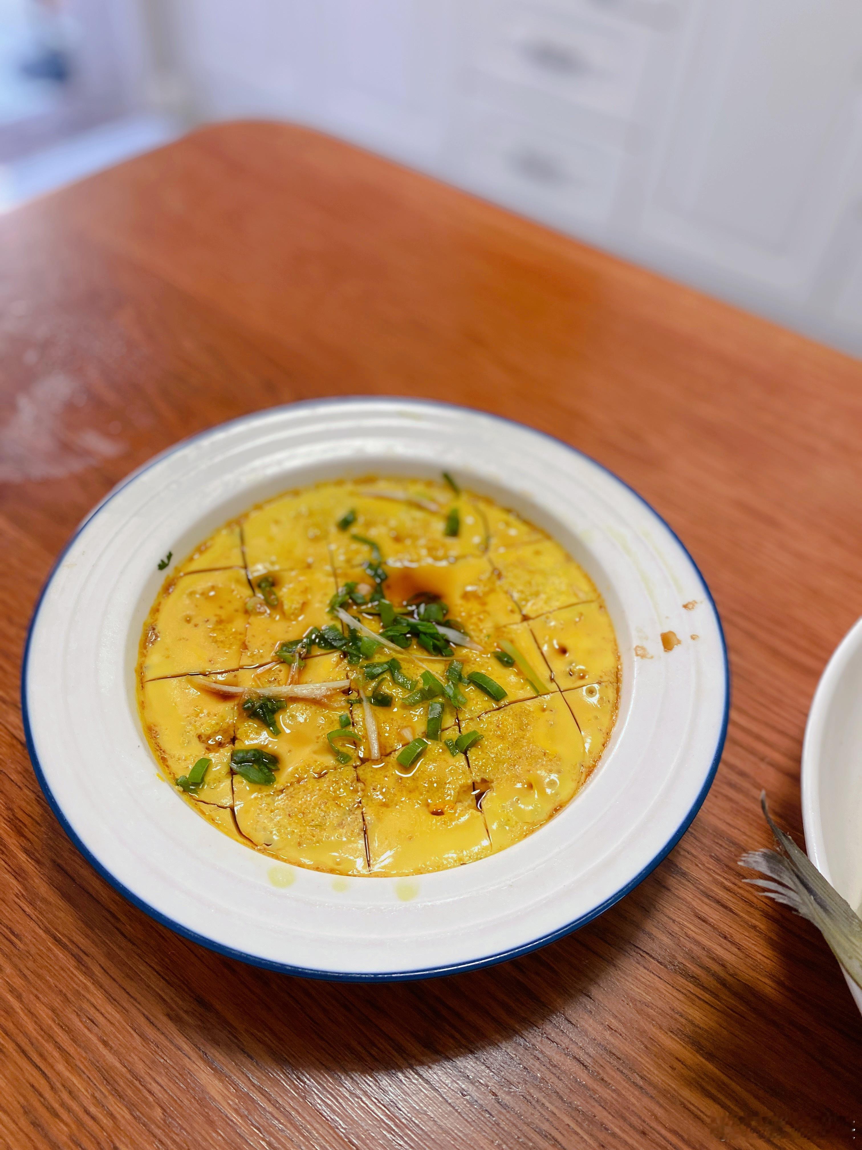 蒸鸡蛋羹、蒸鲈鱼、煮西兰花、闷牛肉、盐水梅花肉。今天的菜全部是蒸煮的，没有爆炒，