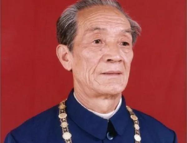 1951年朝鲜，柴云振独自冲上山头，炸掉了美军指挥部，只有一个黑人士兵活下来。两