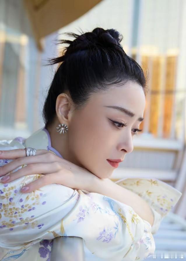 看了蒋欣的穿搭，我悟了：穿新中式色不过三、款式简约，才更高级 ​​​