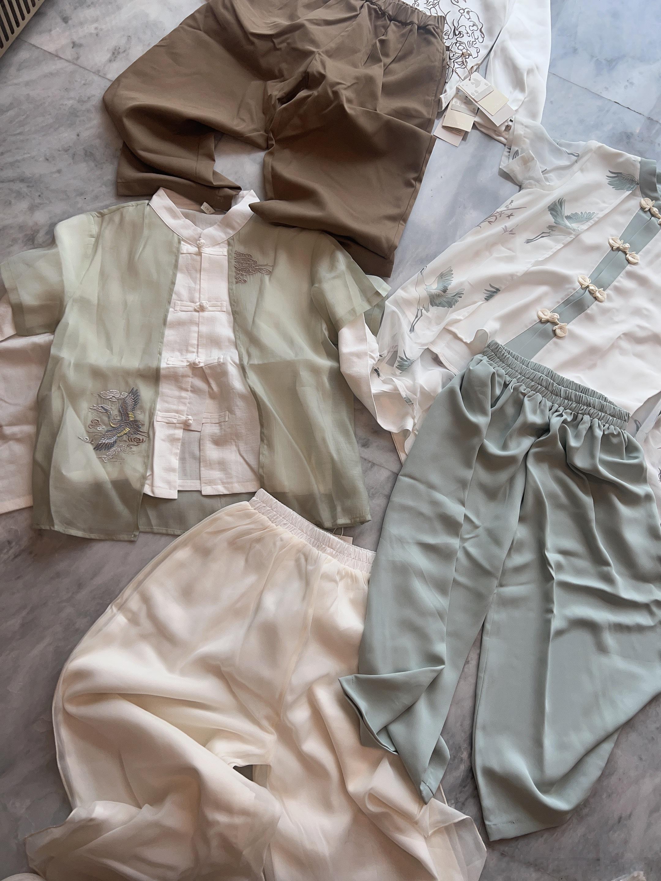 明天幼儿园要穿汉服～赶紧去豆几妈店拿了几套还有现货的小豆的尺码！后天中秋吃饭也能