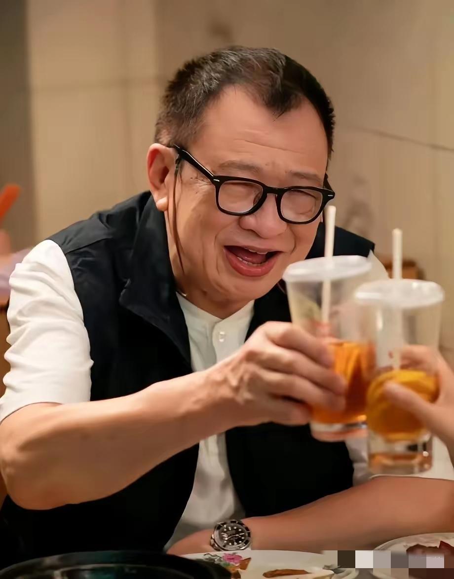 TVB老戏骨许绍雄，曾说过：
人生苦短，来日并不方长。
​​有钱就把日子过好点，