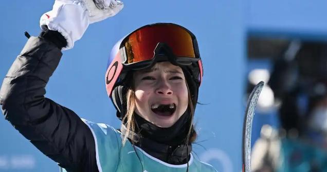 美国副总统公开点名谷爱凌：别忘了谁养的你！这话够狠，没想到谷爱凌的回应更狠，直接