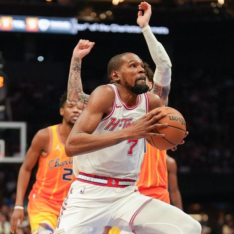 杜兰特：“我喜欢我们在首节之后保持冷静的表现。我们尝试了一种防守策略，虽然他们一